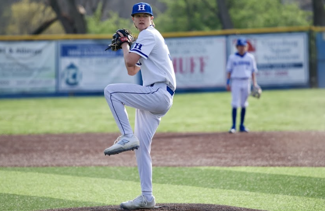 Carson Hoeh (9) gets in position to make a pitch. 